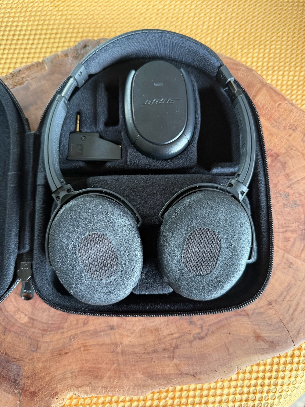 Bose Wired Silver and Black Over-Ear Headphones with Case - Picture 3 of 5